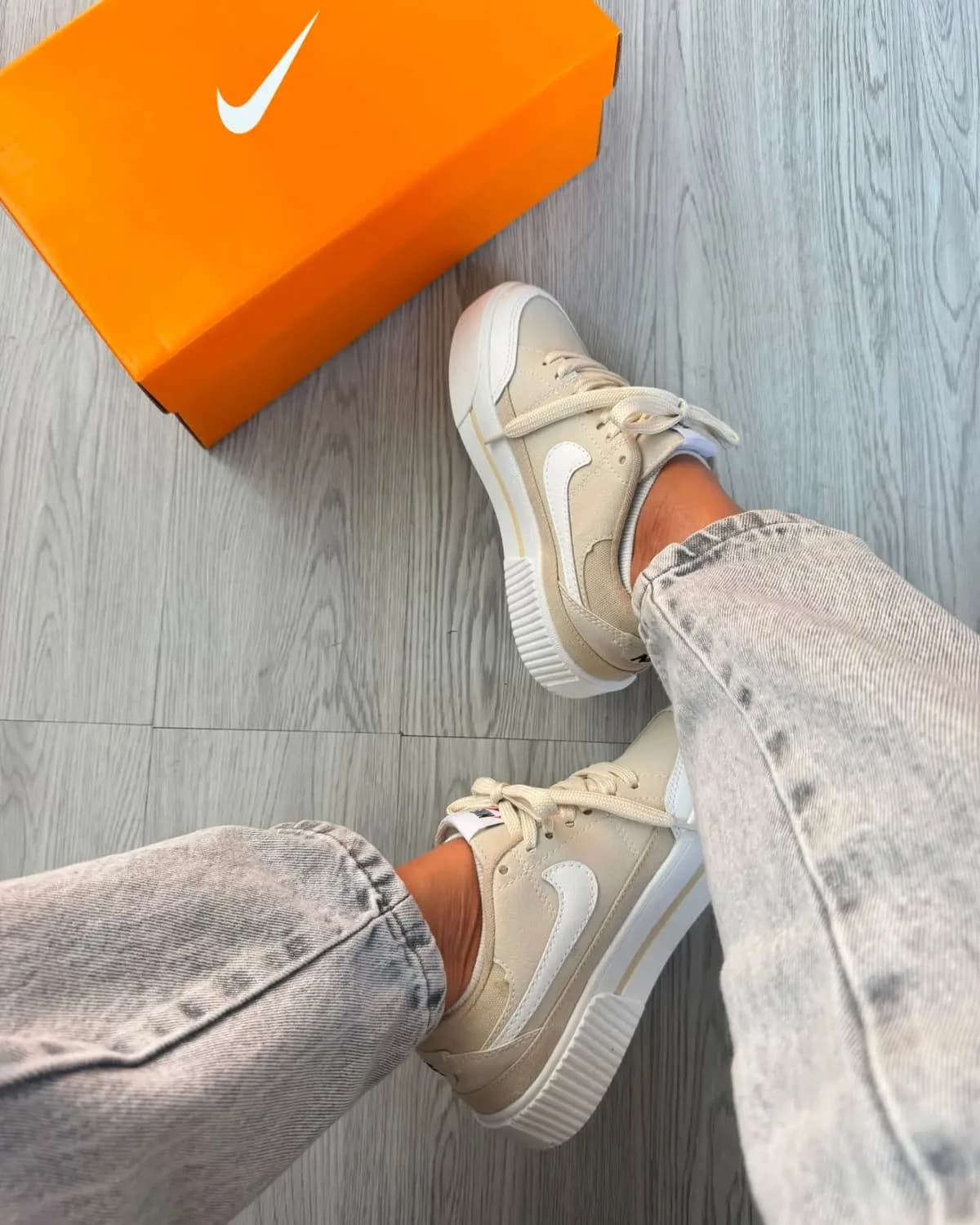 Nike Court Legacy Lift bege